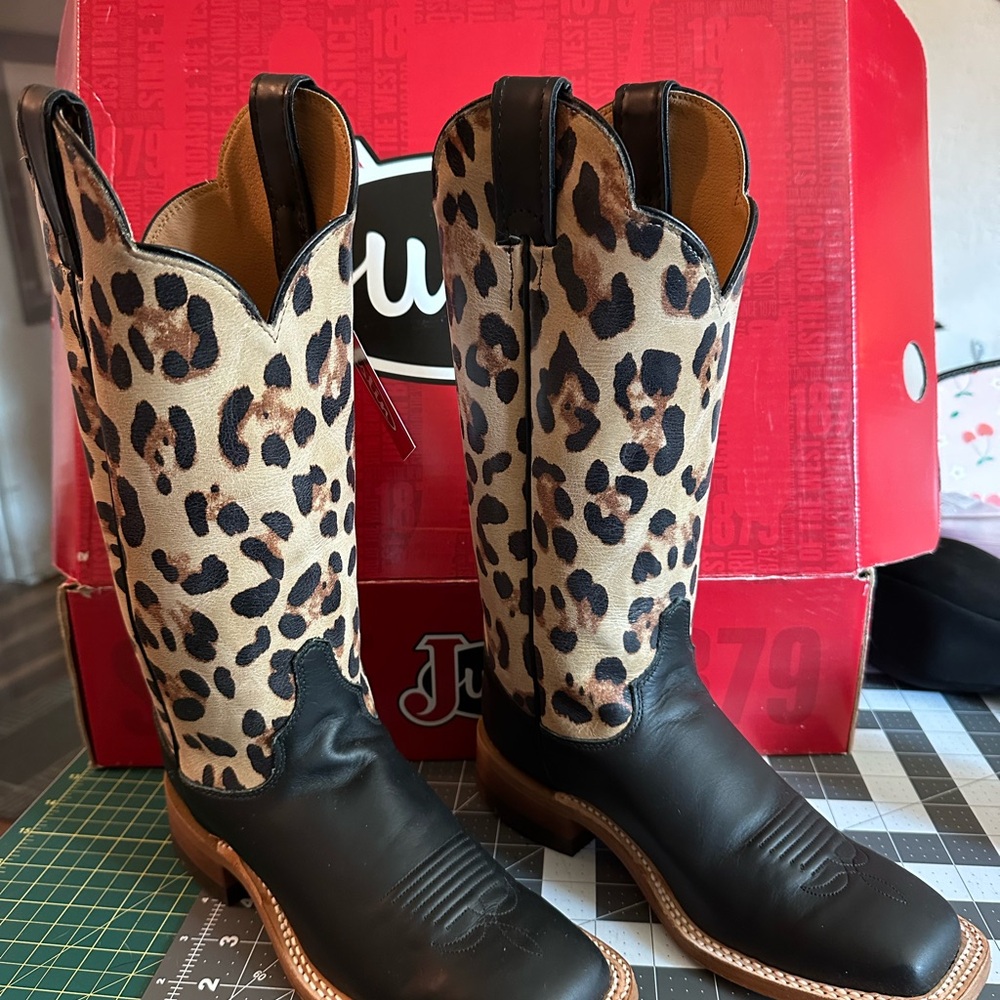 Justin Cowboy Boots Tan and Black Leather Cheetah 6.5B